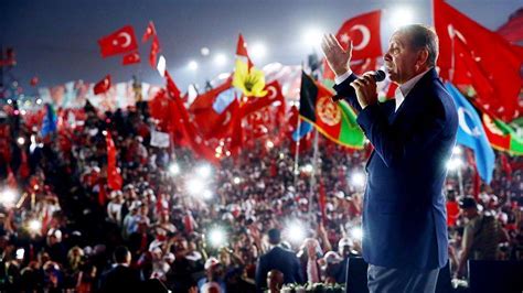 De 2016 Coup Poging: Een Kijken naar de Gevolgen voor de Turkse Democratie en de Opkomst van Erdogan